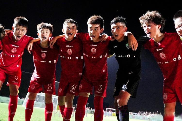 中国体育报:足球健儿为国出征不忘初心 重任在肩不言放弃 中国体育报:足球健儿为国出征不忘初心 重任在肩不言放弃